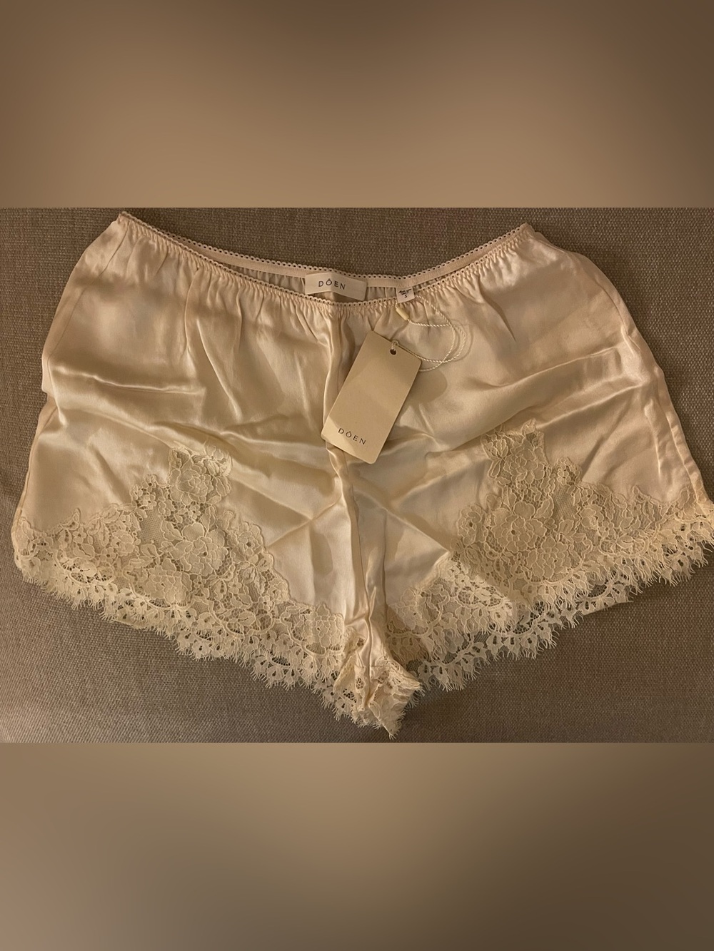 Doen Iona Shorts in Candlelight - Size Small - Picture 2 of 5